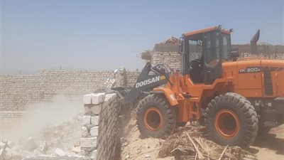إزالة وإسترداد 10 حالات بناء مخالف غير مقننة بالطود جنوب الأقصر