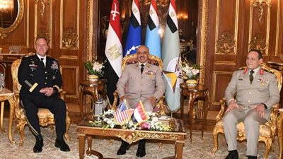 الفريق أحمد خليفة رئيس الأركان يلتقى قائد القيادة المركزية الأمري