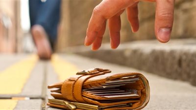 هل يجوز أخذ مكافأة على مال وجدته ضائعًا في الشارع؟.. أمين الفتوى يجيب