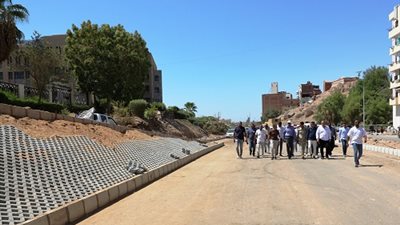 محافظ أسوان يتفقد الأعمال الجارية بمشروع تطوير وتوسعةطريق السادات