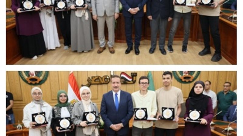 المحافظ يُكرم أوائل