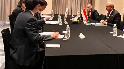 وزير الطيران المدنى يعقد لقاءات مع مسئولى الطيران الكورى