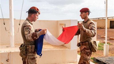 فرنسا تنسحب عسكريًا من غرب إفريقيا وتسعى لإيجاد بدائل
