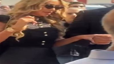 بالصور.. مايا دياب تشارك فى عزاء نجل فيروز