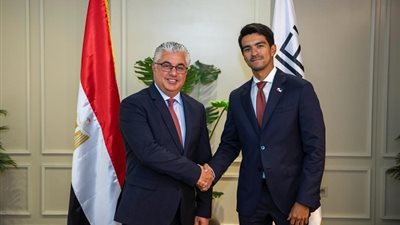 رئيس اقتصادية القناة يبحث مع سفير بنما تعزيز التعاون البحري واللوجستي