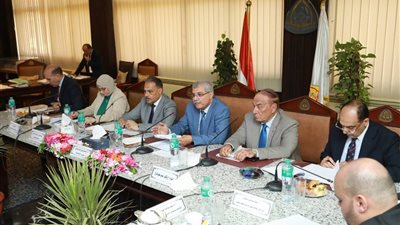 مجلس جامعة الزقازيق يُكرم عمداءه السابقين