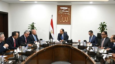مدبولى يتابع الإجراءات التنفيذية لتوطين صناعة السيارات الكهربائية