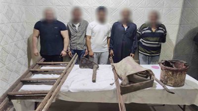 ضبط 5 أشخاص ينقبون عن الآثار داخل ورشة بالقاهرة