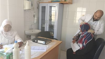 الأقصر.. الكشف على ٧٣٠ مواطنا فى القافلة الطبية بوحدة نجع غنيم