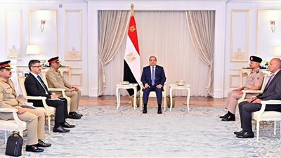 الرئيس السيسى يبحث مع رئيس هيئةالأركان الباكستانى تعزيزالتعاون العسكري