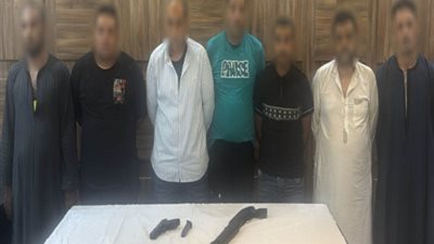 حقيقة فيديو لمشاجرة بأسلحة نارية والإدعاء بكون أحد أطرافها ضابط