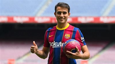 نجم دفاع برشلونة يجدد عقده حتى 2030