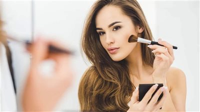 صيفك أجمل.. 4 خطوات لمكياج ثابت يدوم رغم الحرارة
