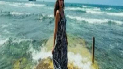 بعد 8 سنوات.. أمل حجازي تظهر بدون الحجاب على البحر