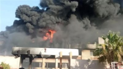 السيطرة على حريق هائل بمصنع بلاستيك في 6 أكتوبر