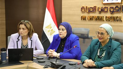 المستشارة أمل عمار تتفقد غرفة عمليات القومي للمرأة لمتابعة تصويت السيدات