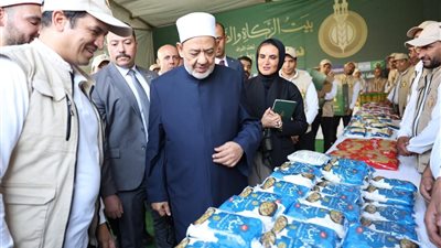شيخ الأزهر يتفقّد قافلة بيت الزكاة والصدقات المتجهة إلى قطاع غزة