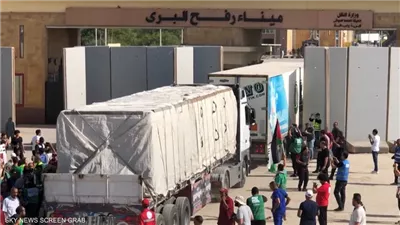 قافلة المساعدات الـ 9 تواصل الدخول لغزة وسط تباطؤ ملحوظ بسبب تعنت الاحتلال