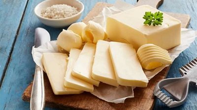 الزبدة .. فوائد محدودة ومخاطر كبيرة عند الإفراط في تناولها