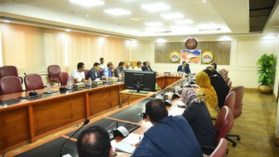 مناقشة خطة استكمال توسعة وتطويرعدد من الطرق والشوارع بمطروح