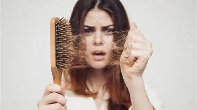 تساقط الشعر قد ينذر بأمراض خطيرة: 4 مشاكل صحية يجب الانتباه إليها