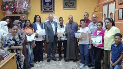 وكيل وزارة التعليم بأسيوط يكرم الطلاب الفائزين بالمراكز الأولى