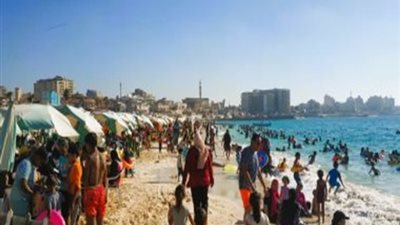 موجة الحر تنعش شواطئ مطروح بطول الساحل الشمالي الغربي
