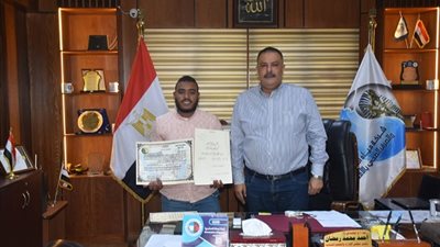 تكريم موظف بشركة مياه الأقصر لجهوده فى مكافحة الإرهاب بسيناء