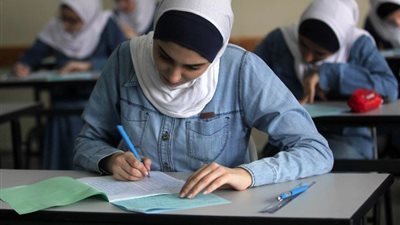 طلاب الثانوية العامة دور ثان يؤدون امتحان العربى
