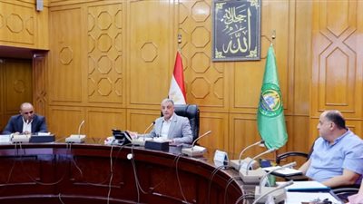 محافظ الإسماعيلية يستعرض منظومة التقنين واسترداد أراضي الدولة