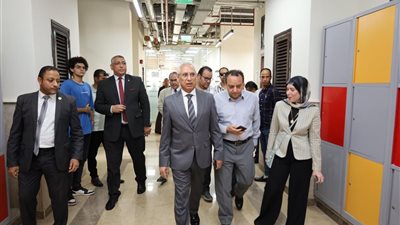 رئيس جامعةالمنيا يتفقدأعمال القيد والتسجيل للمقبولين بجامعةالمنيا