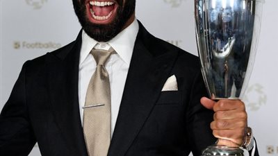 شاهد لحظة إعلان فوز وإستلام صلاح جائزة أفضل لاعب في البريميرليج