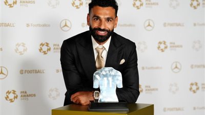 عم لاعبي العالم .. شاهد إبراهيم عبد الجواد يتغنى بالأسطورة صلاح