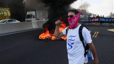 متظاهرون يغلقون الطريق السريع ويضغطون على نتنياهو