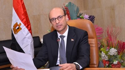 الدكتور المنشاوي يقرر صرف مكافأة استثنائية للعاملين بجامعة أسيوط