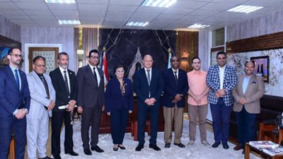 نائب وزير الصحة تبحث تعزيز دور جامعة سوهاج في القضية السكانية