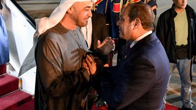 المتحدث الرئاسي ينشر صور استقبال الرئيس السيسي لنظيره الإماراتي بمطار العلمين