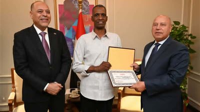 وزيرا النقل والعمل يكرمان 