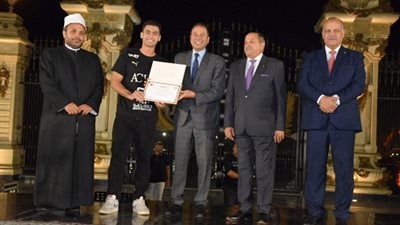 محافظ بورسعيد يُكرم لاعب منتخب مصر لكرة اليد