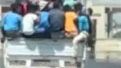 ملابسات فيديو اعتلاء بعض الأشخاص صندوق سيارتين 