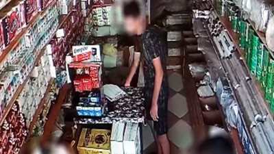الكاميرا الخفية..سقوط عاطل سرق مبلغ مالى من داخل محل تجاري