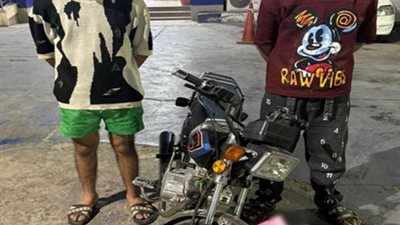 ملابسات فيديوتعدى شخصين يستقلان دراجة ناريةعلى أحدالمارة بالقاهرة