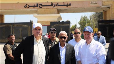 محافظ شمال سيناء يصطحب وفد الشيوخ الأمريكي في زيارة لمعبر رفح