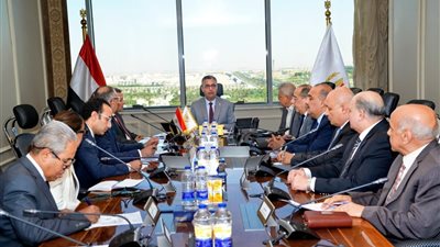 وزير التموين يجتمع مع قيادات الشركة القابضة لمتابعة توافر السلع