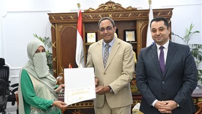 محافظ قنا يكرم أبطال المنظومة الصحية بعد إنجاز تاريخي