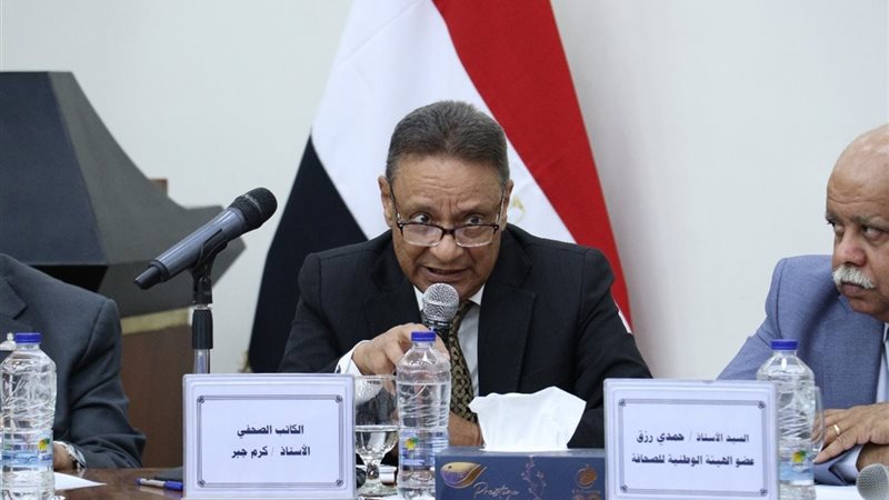 الكاتب الصحفي كرم
