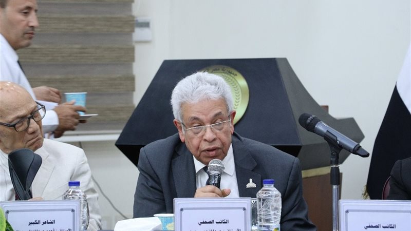 الكاتب الصحفي عبد