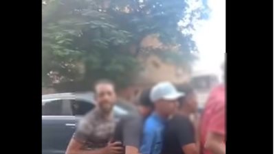 كشفت ملابسات فيديو اشخاص يستقلون دراجة نارية وبحوزتهم أسلحة بيضاء
