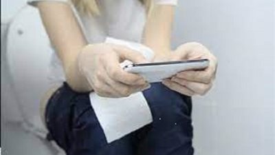 دراسة: استخدام الهواتف الذكية في الحمام يزيد احتمالية الإصابة بالبواسير