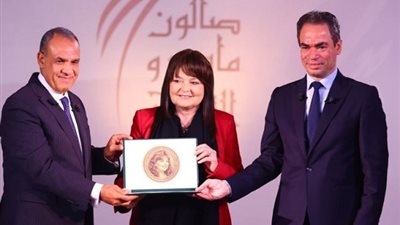 منح وسام ماسبيرو لفهمي عمر وسناء منصور وإيناس جوهر ونهال كمال